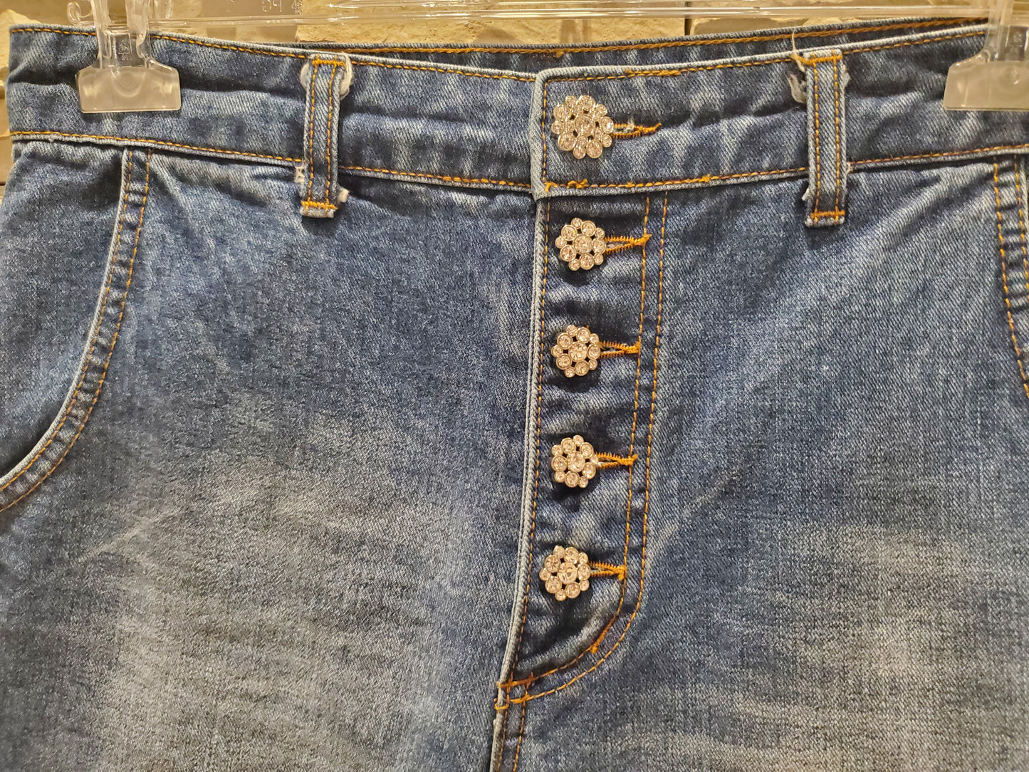 Mom Jeans mit Glitzerknöpfen