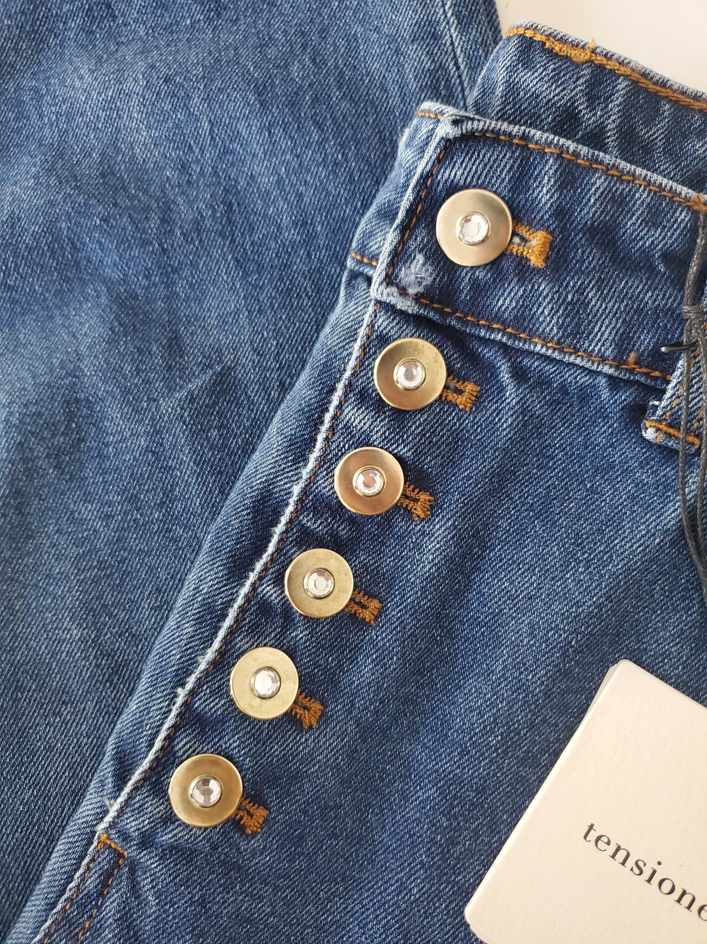 Jeans mit goldenen Glitzer Knöpfen