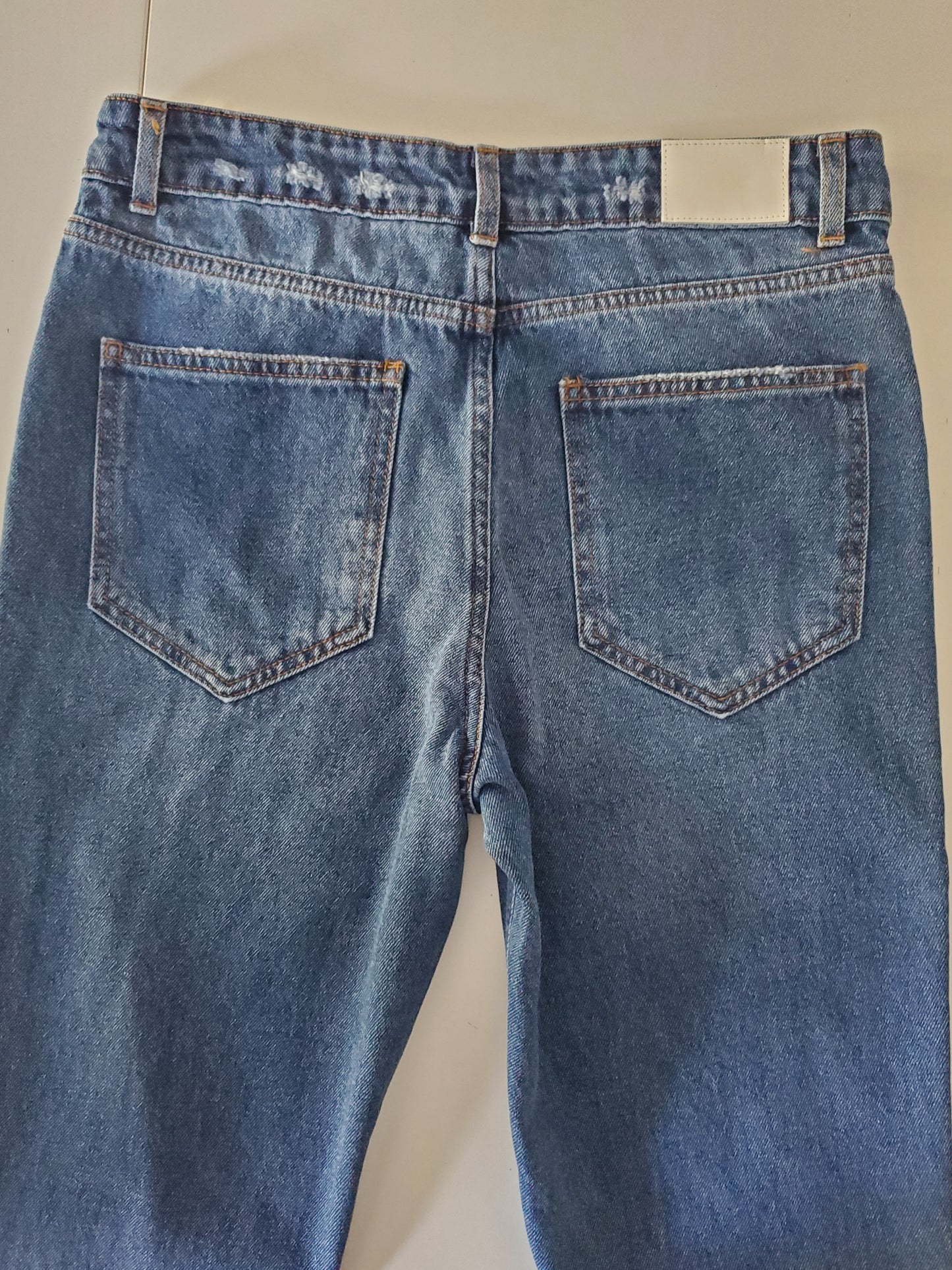 Jeans mit goldenen Glitzer Knöpfen